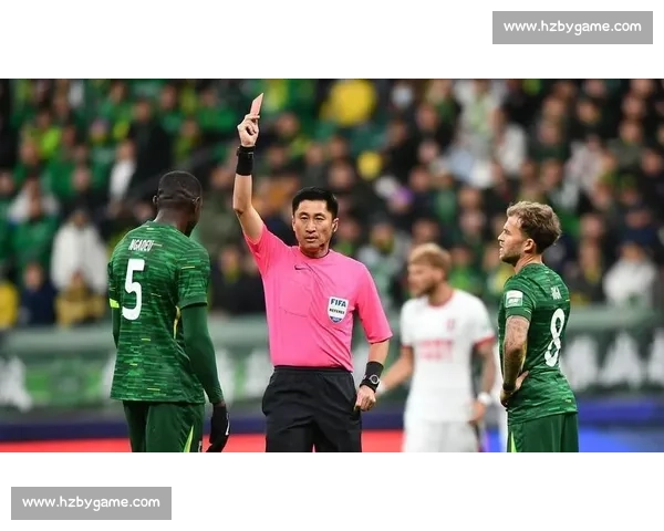 马宁世俱杯强硬执法：阻止违规换人引发教练组围堵